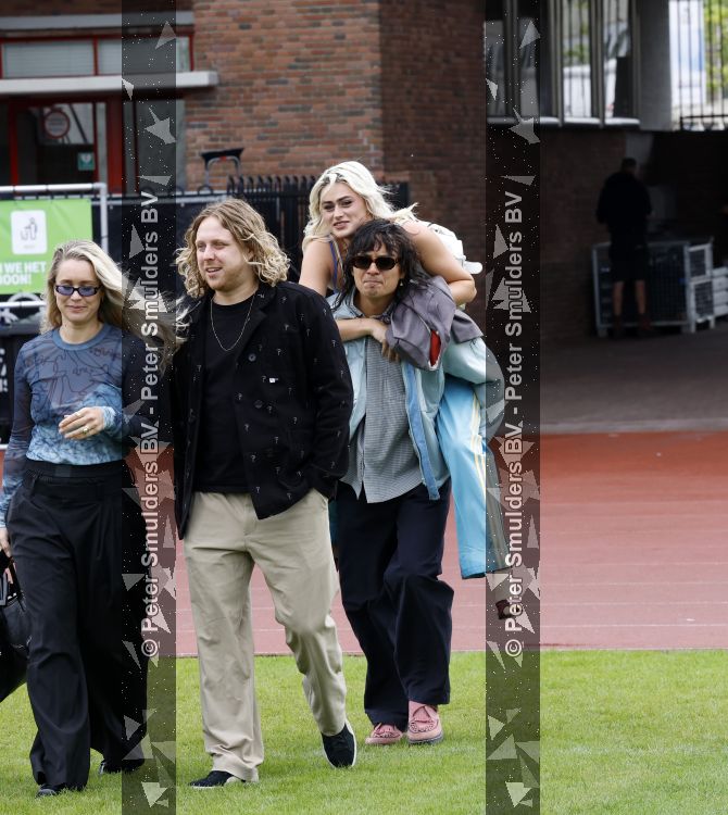 Amsterdam 4 juni 2026
Lunch met artiesten en influencers van de Amsterdamse zomer in het Olympisch stadion. Bente kwam met partner Sam Lawalata (Sim Fane)