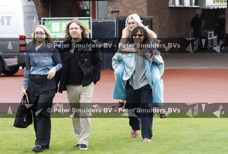 Amsterdam 4 juni 2026
Lunch met artiesten en influencers van de Amsterdamse zomer in het Olympisch stadion. Bente kwam met partner Sam Lawalata (Sim Fane)