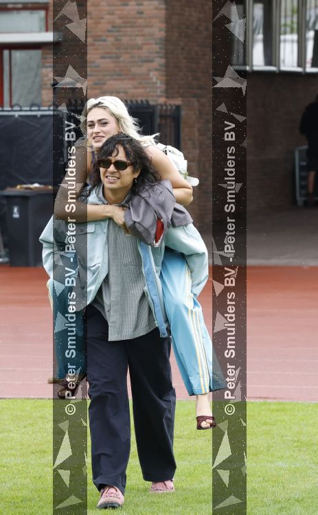 Amsterdam 4 juni 2026
Lunch met artiesten en influencers van de Amsterdamse zomer in het Olympisch stadion. Bente kwam met partner Sam Lawalata (Sim Fane)