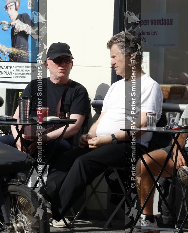 Amsterdam 29 mei 2026
Boris Dittrich en Jehoshua Rozenman op terras bij de coffee company 