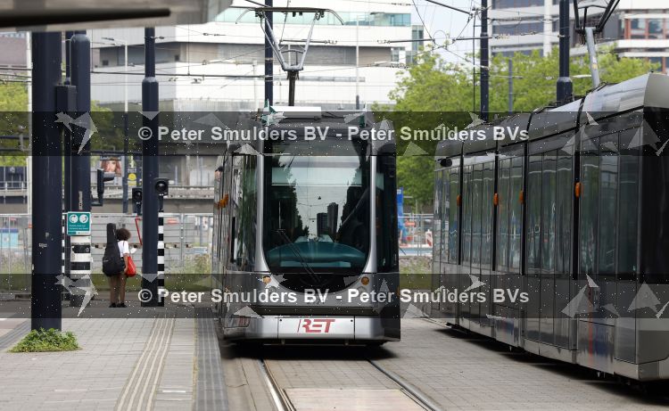 Rotterdam 27 juni 2026
Carola Schouten de burgemeester van Rotterdam, is vandaag getrouwd. Zij en Coert Kleijwegt gaven elkaar het jawoord op het gemeentehuis van Rotterdam. Sander de Kramer trouwde het stel. Ze kwamen met de tram naar het stadhuis 