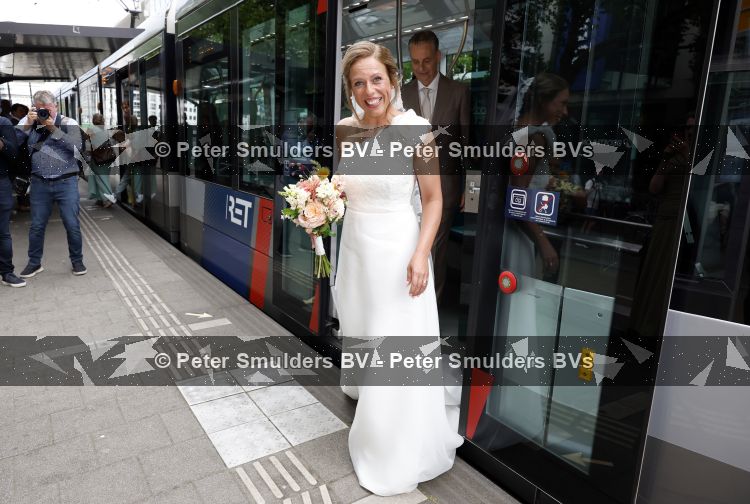 Rotterdam 27 juni 2026
Carola Schouten de burgemeester van Rotterdam, is vandaag getrouwd. Zij en Coert Kleijwegt gaven elkaar het jawoord op het gemeentehuis van Rotterdam. Sander de Kramer trouwde het stel.