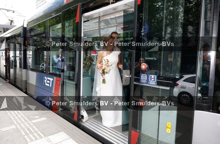 Rotterdam 27 juni 2026
Carola Schouten de burgemeester van Rotterdam, is vandaag getrouwd. Zij en Coert Kleijwegt gaven elkaar het jawoord op het gemeentehuis van Rotterdam. Sander de Kramer trouwde het stel. Ze kwamen met de tram naar het stadhuis 