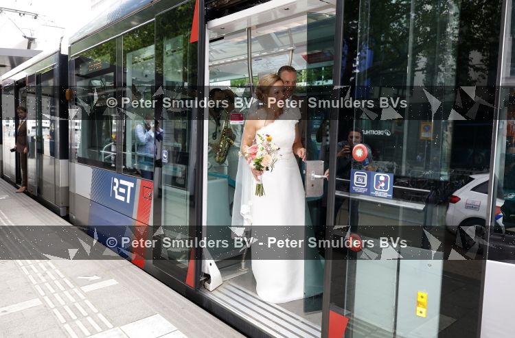 Rotterdam 27 juni 2026
Carola Schouten de burgemeester van Rotterdam, is vandaag getrouwd. Zij en Coert Kleijwegt gaven elkaar het jawoord op het gemeentehuis van Rotterdam. Sander de Kramer trouwde het stel. Ze kwamen met de tram naar het stadhuis 