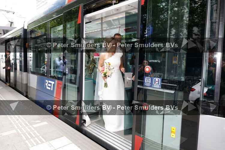 Rotterdam 27 juni 2026
Carola Schouten de burgemeester van Rotterdam, is vandaag getrouwd. Zij en Coert Kleijwegt gaven elkaar het jawoord op het gemeentehuis van Rotterdam. Sander de Kramer trouwde het stel. Ze kwamen met de tram naar het stadhuis 