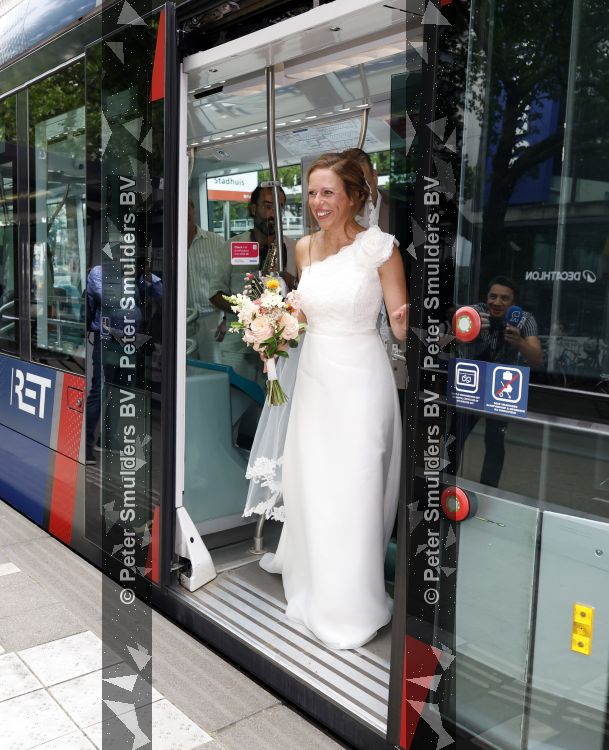 Rotterdam 27 juni 2026
Carola Schouten de burgemeester van Rotterdam, is vandaag getrouwd. Zij en Coert Kleijwegt gaven elkaar het jawoord op het gemeentehuis van Rotterdam. Sander de Kramer trouwde het stel. Ze kwamen met de tram naar het stadhuis 