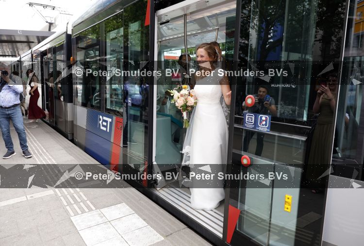 Rotterdam 27 juni 2026
Carola Schouten de burgemeester van Rotterdam, is vandaag getrouwd. Zij en Coert Kleijwegt gaven elkaar het jawoord op het gemeentehuis van Rotterdam. Sander de Kramer trouwde het stel. Ze kwamen met de tram naar het stadhuis 