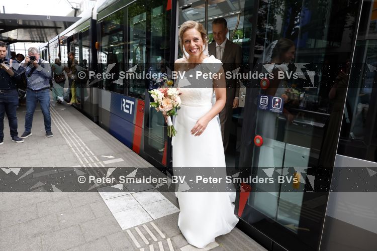 Rotterdam 27 juni 2026
Carola Schouten de burgemeester van Rotterdam, is vandaag getrouwd. Zij en Coert Kleijwegt gaven elkaar het jawoord op het gemeentehuis van Rotterdam. Sander de Kramer trouwde het stel. Ze kwamen met de tram naar het stadhuis 