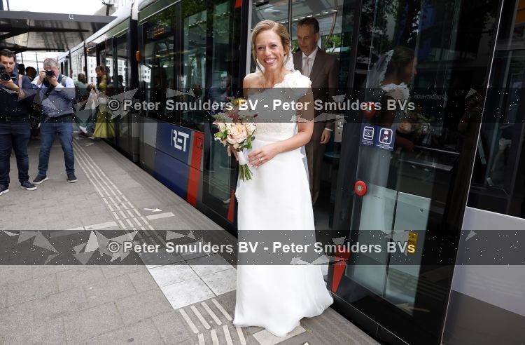 Rotterdam 27 juni 2026
Carola Schouten de burgemeester van Rotterdam, is vandaag getrouwd. Zij en Coert Kleijwegt gaven elkaar het jawoord op het gemeentehuis van Rotterdam. Sander de Kramer trouwde het stel. Ze kwamen met de tram naar het stadhuis 