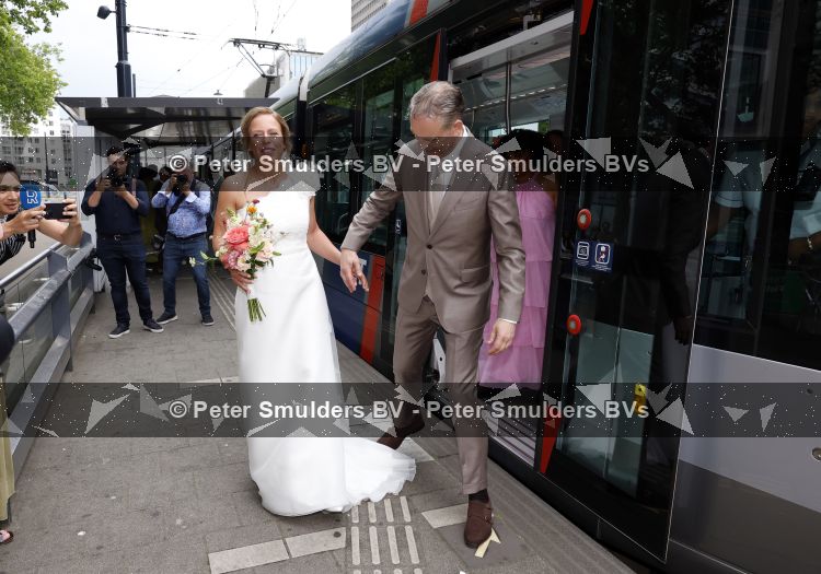 Rotterdam 27 juni 2026
Carola Schouten de burgemeester van Rotterdam, is vandaag getrouwd. Zij en Coert Kleijwegt gaven elkaar het jawoord op het gemeentehuis van Rotterdam. Sander de Kramer trouwde het stel. Ze kwamen met de tram naar het stadhuis 