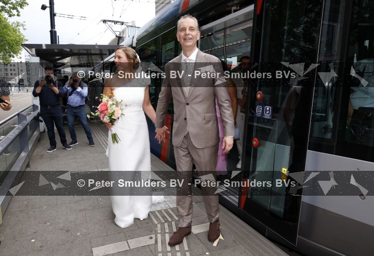 Rotterdam 27 juni 2026
Carola Schouten de burgemeester van Rotterdam, is vandaag getrouwd. Zij en Coert Kleijwegt gaven elkaar het jawoord op het gemeentehuis van Rotterdam. Sander de Kramer trouwde het stel. Ze kwamen met de tram naar het stadhuis 