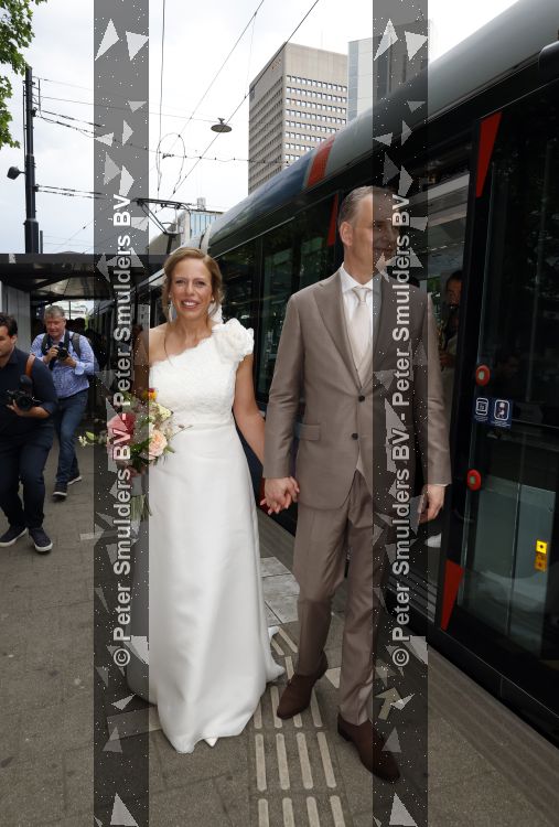 Rotterdam 27 juni 2026
Carola Schouten de burgemeester van Rotterdam, is vandaag getrouwd. Zij en Coert Kleijwegt gaven elkaar het jawoord op het gemeentehuis van Rotterdam. Sander de Kramer trouwde het stel. Ze kwamen met de tram naar het stadhuis 
