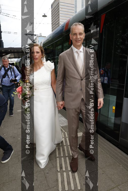 Rotterdam 27 juni 2026
Carola Schouten de burgemeester van Rotterdam, is vandaag getrouwd. Zij en Coert Kleijwegt gaven elkaar het jawoord op het gemeentehuis van Rotterdam. Sander de Kramer trouwde het stel. Ze kwamen met de tram naar het stadhuis 