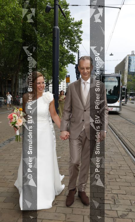 Rotterdam 27 juni 2026
Carola Schouten de burgemeester van Rotterdam, is vandaag getrouwd. Zij en Coert Kleijwegt gaven elkaar het jawoord op het gemeentehuis van Rotterdam. Sander de Kramer trouwde het stel.