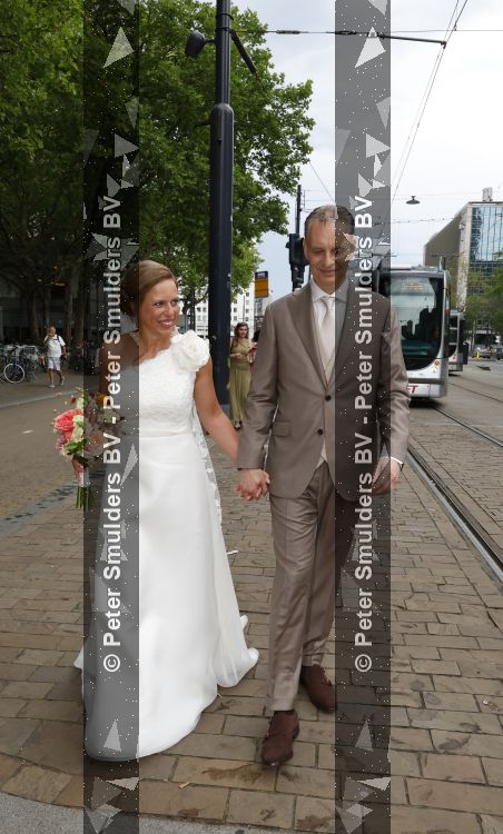 Rotterdam 27 juni 2026
Carola Schouten de burgemeester van Rotterdam, is vandaag getrouwd. Zij en Coert Kleijwegt gaven elkaar het jawoord op het gemeentehuis van Rotterdam. Sander de Kramer trouwde het stel.