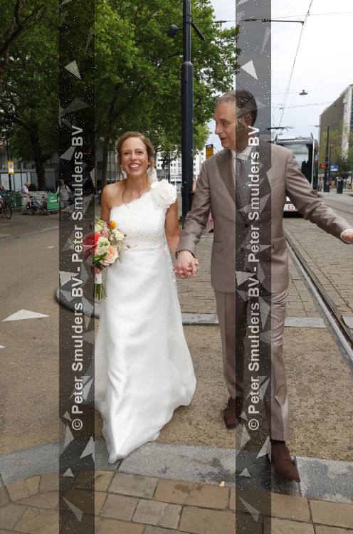 Rotterdam 27 juni 2026
Carola Schouten de burgemeester van Rotterdam, is vandaag getrouwd. Zij en Coert Kleijwegt gaven elkaar het jawoord op het gemeentehuis van Rotterdam. Sander de Kramer trouwde het stel.