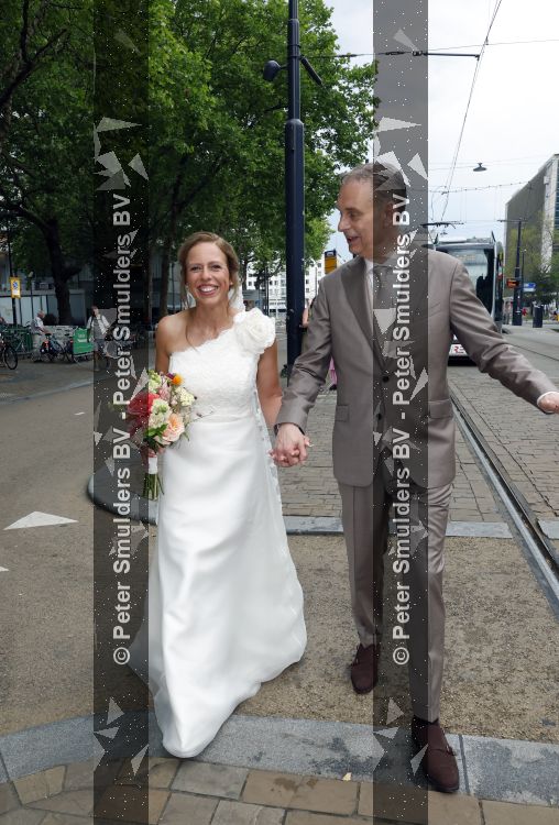 Rotterdam 27 juni 2026
Carola Schouten de burgemeester van Rotterdam, is vandaag getrouwd. Zij en Coert Kleijwegt gaven elkaar het jawoord op het gemeentehuis van Rotterdam. Sander de Kramer trouwde het stel.