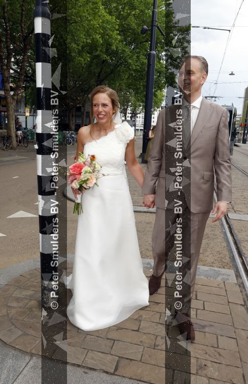 Rotterdam 27 juni 2026
Carola Schouten de burgemeester van Rotterdam, is vandaag getrouwd. Zij en Coert Kleijwegt gaven elkaar het jawoord op het gemeentehuis van Rotterdam. Sander de Kramer trouwde het stel.