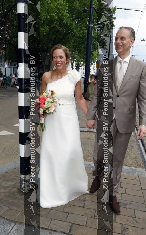 Rotterdam 27 juni 2026
Carola Schouten de burgemeester van Rotterdam, is vandaag getrouwd. Zij en Coert Kleijwegt gaven elkaar het jawoord op het gemeentehuis van Rotterdam. Sander de Kramer trouwde het stel.