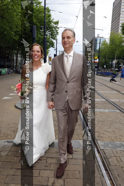 Rotterdam 27 juni 2026
Carola Schouten de burgemeester van Rotterdam, is vandaag getrouwd. Zij en Coert Kleijwegt gaven elkaar het jawoord op het gemeentehuis van Rotterdam. Sander de Kramer trouwde het stel.