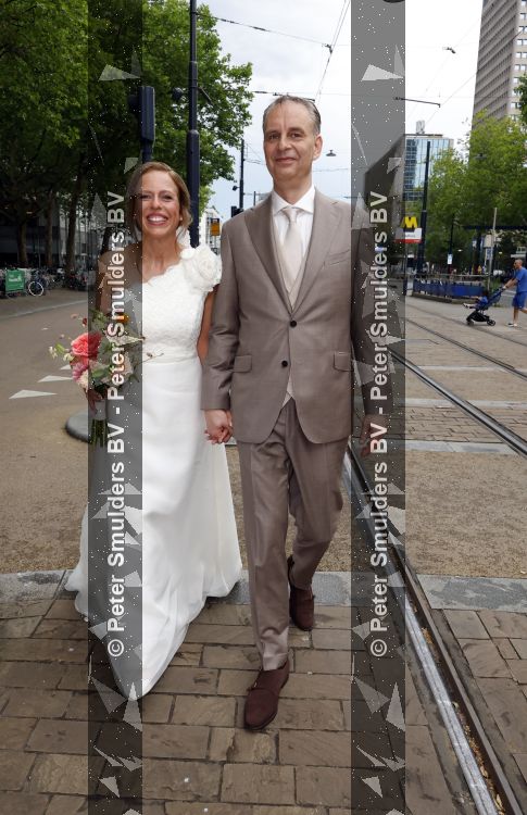 Rotterdam 27 juni 2026
Carola Schouten de burgemeester van Rotterdam, is vandaag getrouwd. Zij en Coert Kleijwegt gaven elkaar het jawoord op het gemeentehuis van Rotterdam. Sander de Kramer trouwde het stel.
