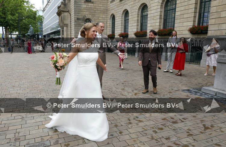Rotterdam 27 juni 2026
Carola Schouten de burgemeester van Rotterdam, is vandaag getrouwd. Zij en Coert Kleijwegt gaven elkaar het jawoord op het gemeentehuis van Rotterdam. Sander de Kramer trouwde het stel.