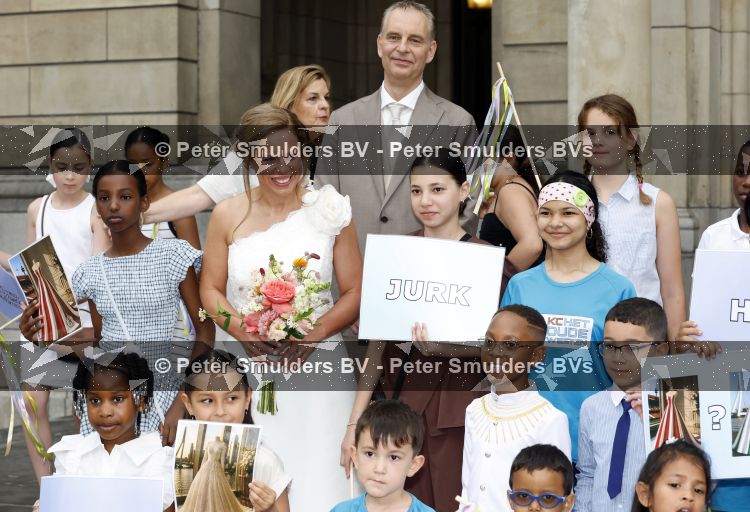 Rotterdam 27 juni 2026
Carola Schouten de burgemeester van Rotterdam, is vandaag getrouwd. Zij en Coert Kleijwegt gaven elkaar het jawoord op het gemeentehuis van Rotterdam. Sander de Kramer trouwde het stel.