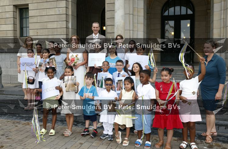 Rotterdam 27 juni 2026
Carola Schouten de burgemeester van Rotterdam, is vandaag getrouwd. Zij en Coert Kleijwegt gaven elkaar het jawoord op het gemeentehuis van Rotterdam. Sander de Kramer trouwde het stel.