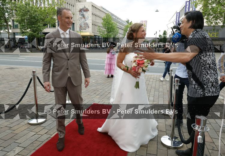 Rotterdam 27 juni 2026
Carola Schouten de burgemeester van Rotterdam, is vandaag getrouwd. Zij en Coert Kleijwegt gaven elkaar het jawoord op het gemeentehuis van Rotterdam. Sander de Kramer trouwde het stel.