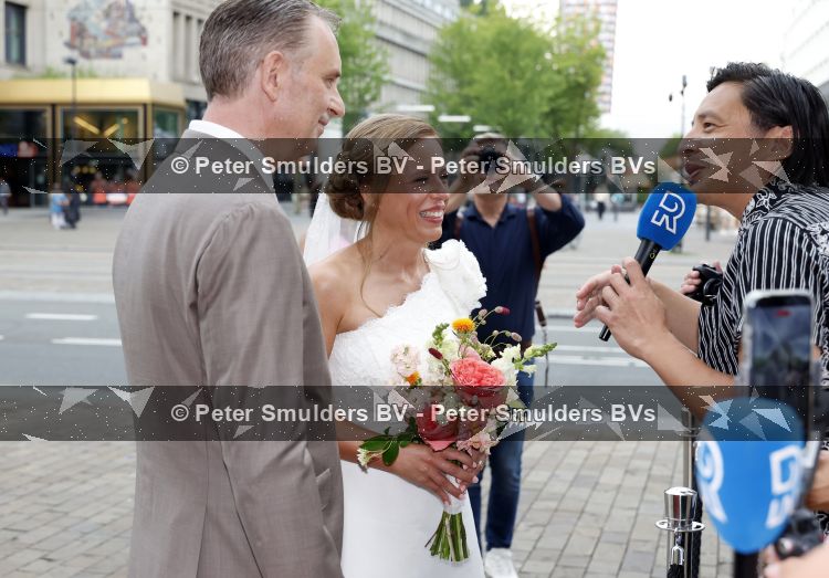 Rotterdam 27 juni 2026
Carola Schouten de burgemeester van Rotterdam, is vandaag getrouwd. Zij en Coert Kleijwegt gaven elkaar het jawoord op het gemeentehuis van Rotterdam. Sander de Kramer trouwde het stel.