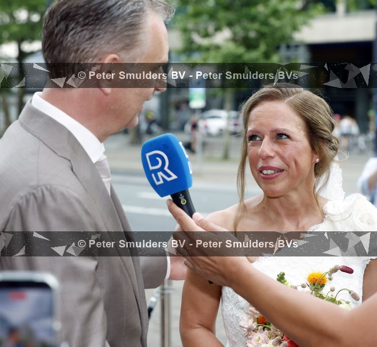 Rotterdam 27 juni 2026
Carola Schouten de burgemeester van Rotterdam, is vandaag getrouwd. Zij en Coert Kleijwegt gaven elkaar het jawoord op het gemeentehuis van Rotterdam. Sander de Kramer trouwde het stel.