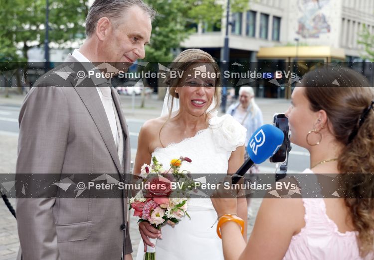 Rotterdam 27 juni 2026
Carola Schouten de burgemeester van Rotterdam, is vandaag getrouwd. Zij en Coert Kleijwegt gaven elkaar het jawoord op het gemeentehuis van Rotterdam. Sander de Kramer trouwde het stel.