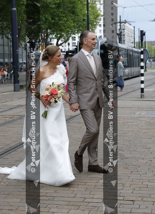Rotterdam 27 juni 2026
Carola Schouten de burgemeester van Rotterdam, is vandaag getrouwd. Zij en Coert Kleijwegt gaven elkaar het jawoord op het gemeentehuis van Rotterdam. Sander de Kramer trouwde het stel.