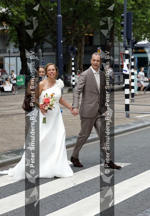 Rotterdam 27 juni 2026
Carola Schouten de burgemeester van Rotterdam, is vandaag getrouwd. Zij en Coert Kleijwegt gaven elkaar het jawoord op het gemeentehuis van Rotterdam. Sander de Kramer trouwde het stel.