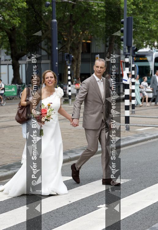 Rotterdam 27 juni 2026
Carola Schouten de burgemeester van Rotterdam, is vandaag getrouwd. Zij en Coert Kleijwegt gaven elkaar het jawoord op het gemeentehuis van Rotterdam. Sander de Kramer trouwde het stel.