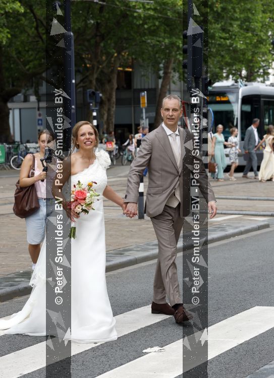 Rotterdam 27 juni 2026
Carola Schouten de burgemeester van Rotterdam, is vandaag getrouwd. Zij en Coert Kleijwegt gaven elkaar het jawoord op het gemeentehuis van Rotterdam. Sander de Kramer trouwde het stel.