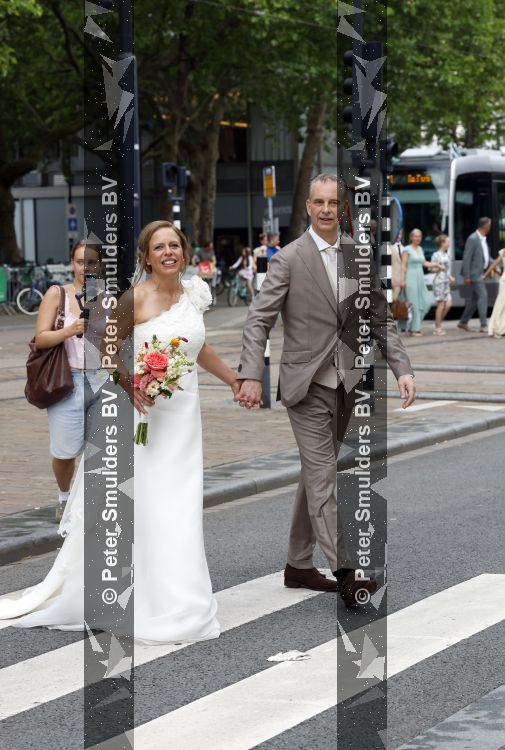 Rotterdam 27 juni 2026
Carola Schouten de burgemeester van Rotterdam, is vandaag getrouwd. Zij en Coert Kleijwegt gaven elkaar het jawoord op het gemeentehuis van Rotterdam. Sander de Kramer trouwde het stel.