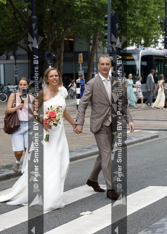 Rotterdam 27 juni 2026
Carola Schouten de burgemeester van Rotterdam, is vandaag getrouwd. Zij en Coert Kleijwegt gaven elkaar het jawoord op het gemeentehuis van Rotterdam. Sander de Kramer trouwde het stel.