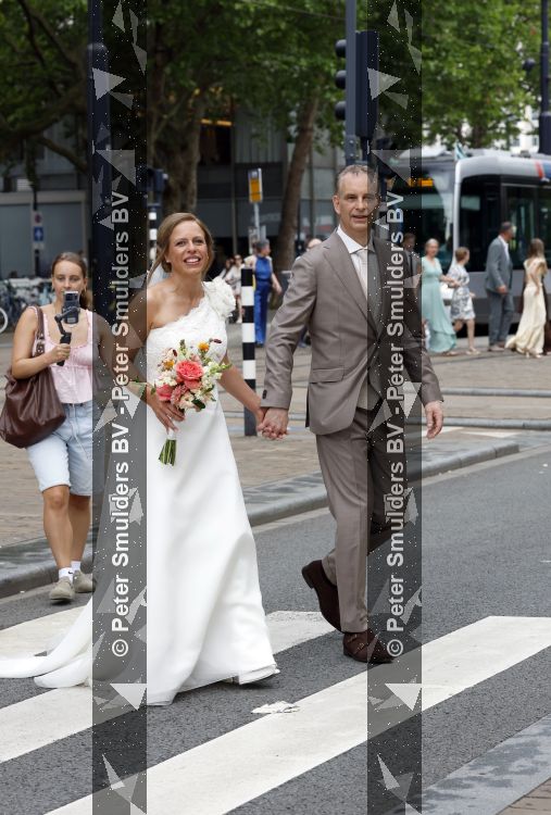 Rotterdam 27 juni 2026
Carola Schouten de burgemeester van Rotterdam, is vandaag getrouwd. Zij en Coert Kleijwegt gaven elkaar het jawoord op het gemeentehuis van Rotterdam. Sander de Kramer trouwde het stel.
