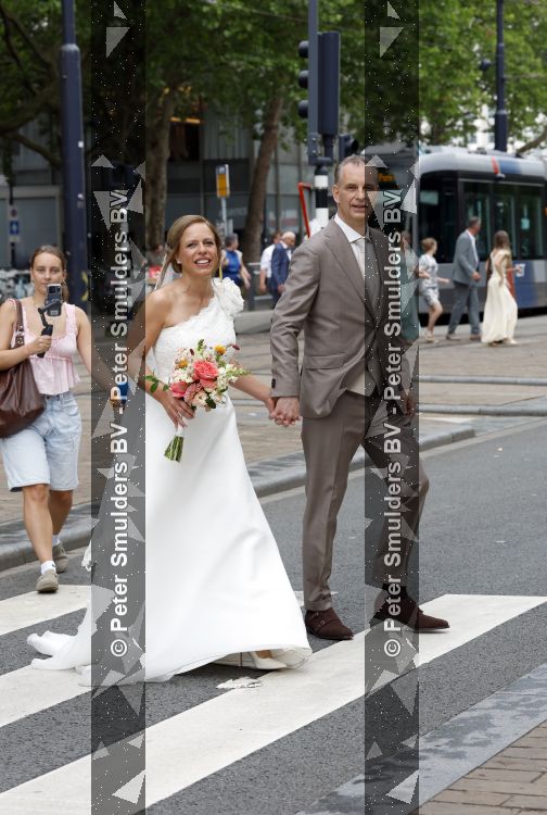 Rotterdam 27 juni 2026
Carola Schouten de burgemeester van Rotterdam, is vandaag getrouwd. Zij en Coert Kleijwegt gaven elkaar het jawoord op het gemeentehuis van Rotterdam. Sander de Kramer trouwde het stel.