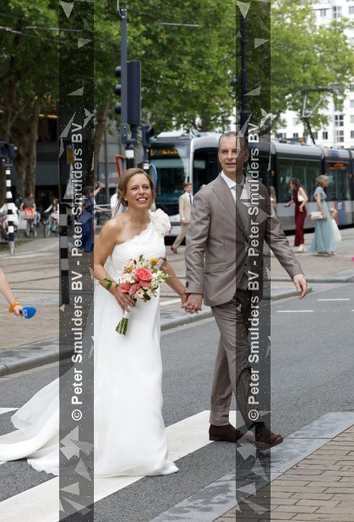 Rotterdam 27 juni 2026
Carola Schouten de burgemeester van Rotterdam, is vandaag getrouwd. Zij en Coert Kleijwegt gaven elkaar het jawoord op het gemeentehuis van Rotterdam. Sander de Kramer trouwde het stel.