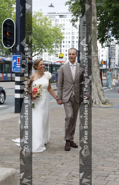 Rotterdam 27 juni 2026
Carola Schouten de burgemeester van Rotterdam, is vandaag getrouwd. Zij en Coert Kleijwegt gaven elkaar het jawoord op het gemeentehuis van Rotterdam. Sander de Kramer trouwde het stel.