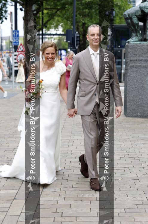Rotterdam 27 juni 2026
Carola Schouten de burgemeester van Rotterdam, is vandaag getrouwd. Zij en Coert Kleijwegt gaven elkaar het jawoord op het gemeentehuis van Rotterdam. Sander de Kramer trouwde het stel.
