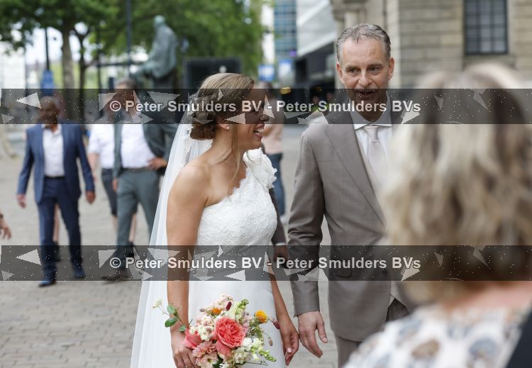 Rotterdam 27 juni 2026
Carola Schouten de burgemeester van Rotterdam, is vandaag getrouwd. Zij en Coert Kleijwegt gaven elkaar het jawoord op het gemeentehuis van Rotterdam. Sander de Kramer trouwde het stel.