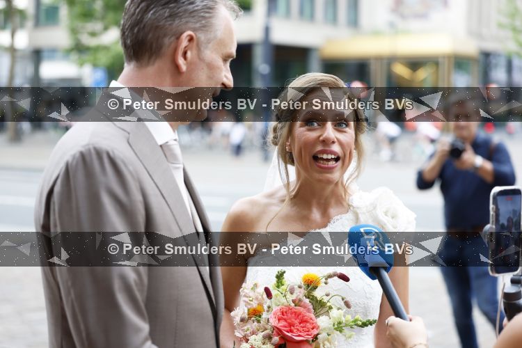 Rotterdam 27 juni 2026
Carola Schouten de burgemeester van Rotterdam, is vandaag getrouwd. Zij en Coert Kleijwegt gaven elkaar het jawoord op het gemeentehuis van Rotterdam. Sander de Kramer trouwde het stel.
