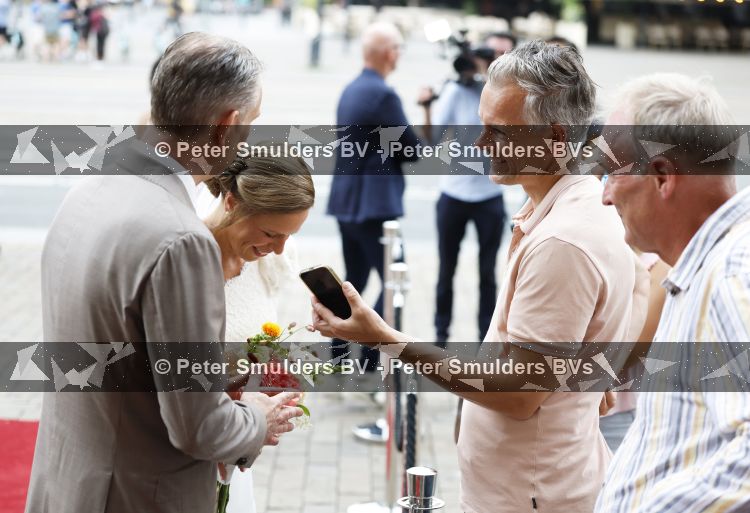 Rotterdam 27 juni 2026
Carola Schouten de burgemeester van Rotterdam, is vandaag getrouwd. Zij en Coert Kleijwegt gaven elkaar het jawoord op het gemeentehuis van Rotterdam. Sander de Kramer trouwde het stel.