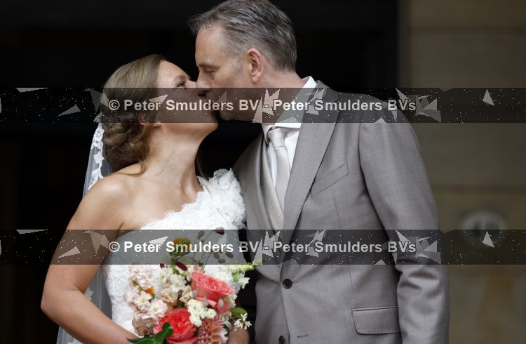Rotterdam 27 juni 2026
Carola Schouten de burgemeester van Rotterdam, is vandaag getrouwd. Zij en Coert Kleijwegt gaven elkaar het jawoord op het gemeentehuis van Rotterdam. Sander de Kramer trouwde het stel.
