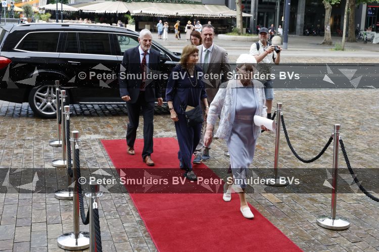 Rotterdam 27 juni 2026
Carola Schouten de burgemeester van Rotterdam, is vandaag getrouwd. Zij en Coert Kleijwegt gaven elkaar het jawoord op het gemeentehuis van Rotterdam. Sander de Kramer trouwde het stel.