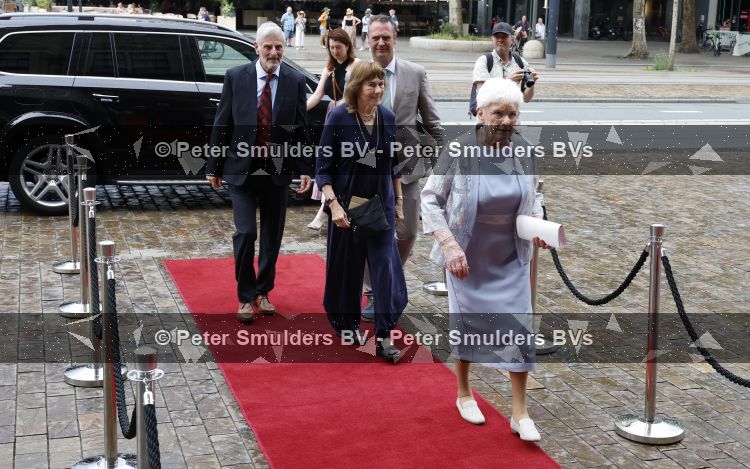Rotterdam 27 juni 2026
Carola Schouten de burgemeester van Rotterdam, is vandaag getrouwd. Zij en Coert Kleijwegt gaven elkaar het jawoord op het gemeentehuis van Rotterdam. Sander de Kramer trouwde het stel.