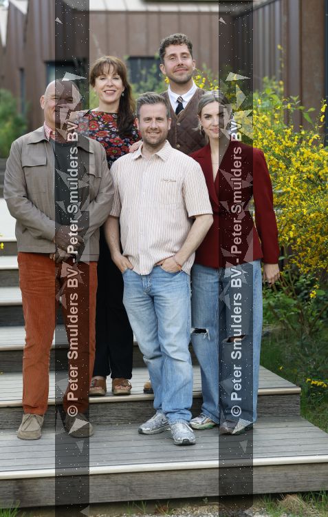 Hoenderloo 7 mei 2026
Perspresentatie cast musical We zijn toch familie -. De cast bestaat uit : Paul de Leeuw, Annick Boer, Bart van Veldhoven, Martijn Kardol en RenÃ©e de Gruijl